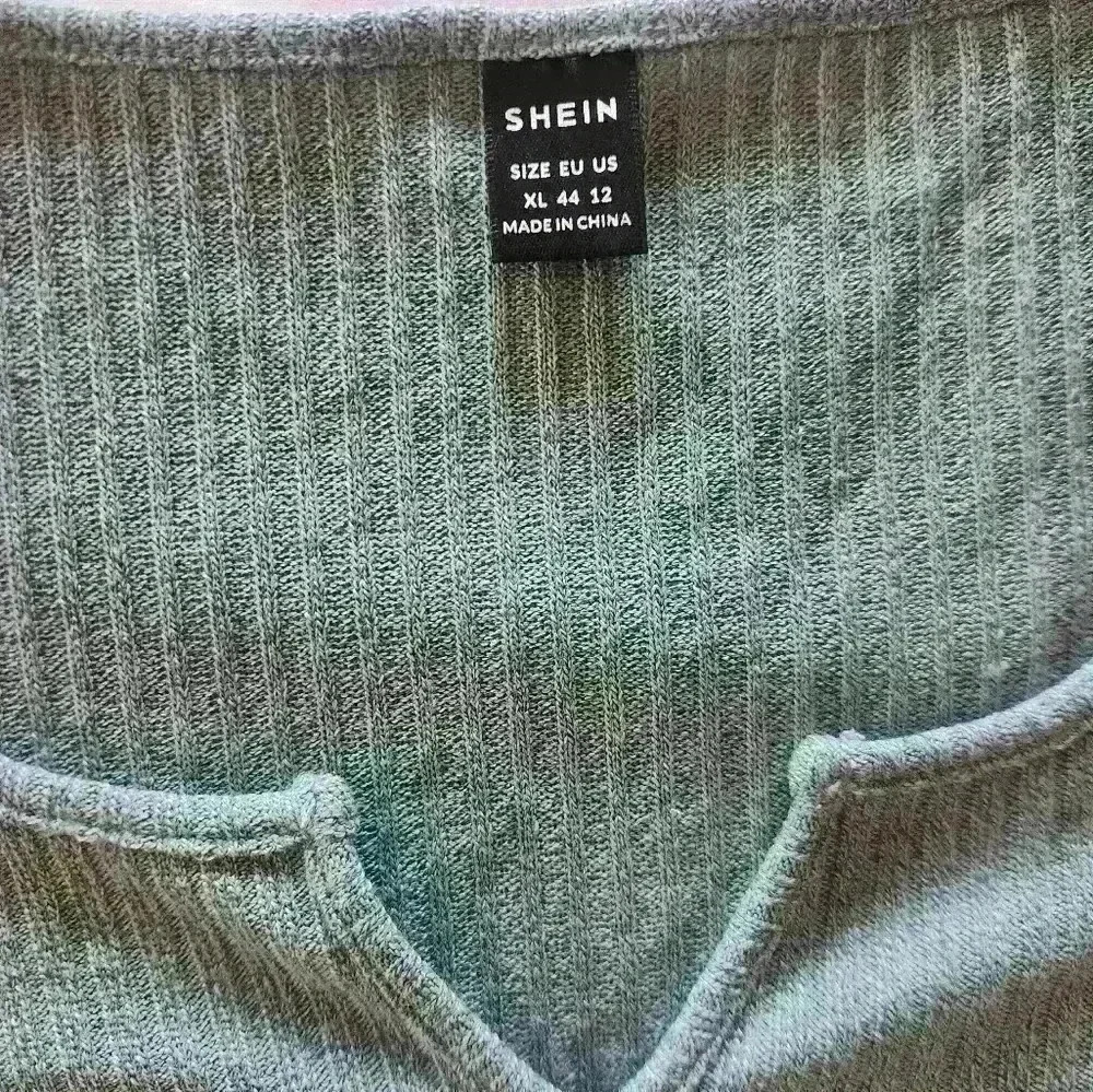 Shein outfit! 1 pair of shorts with 2 tops. Women's 1x - Picture 8 of 16